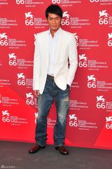 高清组图：《意外》记者会古天乐等亮相 叶璇裙摆飞扬险走光