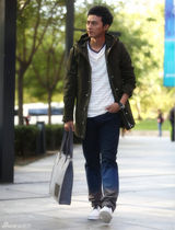 组图：叶祖新帅气街拍率性潇洒