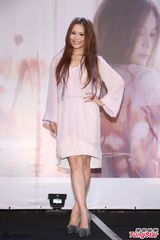 组图：周蕙粉裙亮相气质优雅 现场洒泪否认整形