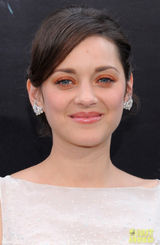 组图：海瑟薇首映礼撞色歌迪亚 深V裙PK事业线