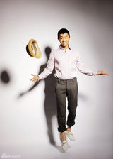 高清图：夏雨写真秀魔术纸牌 尽显专业玩家风范