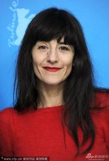 组图：《她们看见一头熊》亮相 罗曼妮红唇抢镜