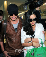 幻灯图：张东健高小英结束蜜月旅行　返回韩国