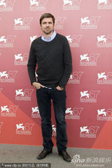 《三》媒体见面会 苏菲-罗艺斯获两男星揽腰护花