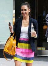 组图：杰西卡-阿尔芭街拍彩虹裙搭配潮包