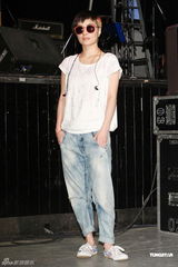 组图：何超仪推新EP携团开唱 感谢老板陈冠希支持