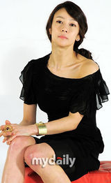 组图：韩女星蔡敏书发写真 黑色简约连衣裙突显知性