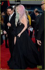 组图：钱婆Ke$ha黑裙晒美腿 粉紫发色抢镜