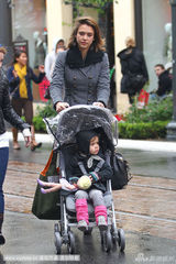 组图：杰西卡-阿尔芭素颜携女购物 奥诺手捧洋娃娃