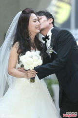 组图：张震大婚献吻娇妻 亲手为新娘提裙摆