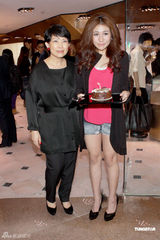 周慧敏自言有不少同志朋友 赌王四太送何超盈首饰