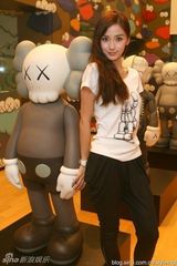 组图：Angelababy休闲装亮相 邻家女孩娇俏可人