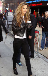 幻灯：维多利亚秘密内衣秀众超模纽约街头拍写真