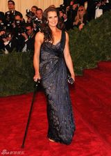 阿尔巴金色长裙赛缪斯 老牌美女波姬-小丝拄拐(图)