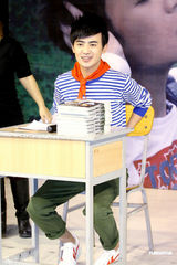 组图：马松戴红领巾发新书 叶一茜付辛博助阵