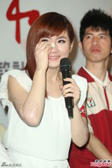 组图：Selina无袖长裙亮相 坦然露手臂疤痕