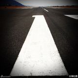 组图：冯绍峰拍片机场跑道飙车 拉风自拍忙炫耀