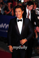 组图：李秉宪黑白装儒雅现身釜山红毯