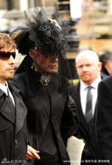 幻灯图：麦昆葬礼众好友出席  凯特-莫斯难掩悲伤