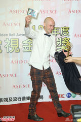 组图：吴凤获金钟行脚节目主持奖 后台脱裤露红内裤