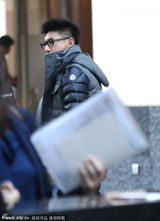 组图：吴奇隆密探女友刘诗诗 穿羽绒服无人认出