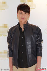 组图：f(x)队长宋茜柔美亮相　抹胸装性感可人