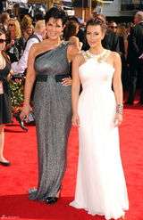 高清图：艾美奖红毯 金-卡黛珊白色礼服秀丰胸