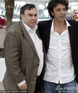 组图：《自由之手》发布会 塔哈手捂胸口祈祷