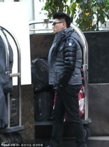 组图：吴奇隆密探女友刘诗诗 穿羽绒服无人认出