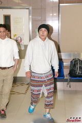 组图：母亲遇溺昏迷危殆 张卫健忧心返港探望