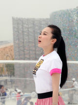 幻灯图：霍思燕世博园拍写真 素雅造型气质空灵