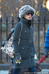 组图：海瑟薇夫妇恩爱遛狗 幸福人妻手套可爱