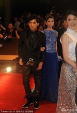 组图：周杰伦搂杰女郎帅气亮相上海电影节红毯