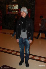 组图：任贤齐出院女友陪同 自曝儿子曾探病