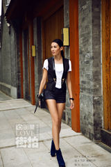 明星爱街拍：张蓝心秀性感美腿 与时尚并肩前行