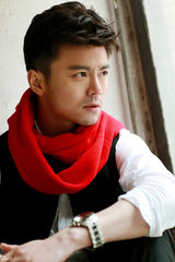 组图：唐以诺简约写真尽显熟男儒雅魅力
