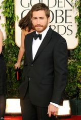 高清图：杰克-吉伦哈尔帅气现身 黑色西装略显老成