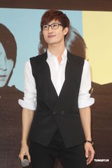 组图：SJ-M台北签唱会 兄弟情深互喂台湾小吃