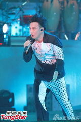 组图：陈奕迅开唱造型似黑山老妖 少说话多唱歌