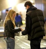 组图：阿曼达-塞弗里德机场孤独候车 疲惫无奈