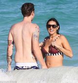 组图：黛米摩尔与小男友度假 水中扑倒紧贴不放