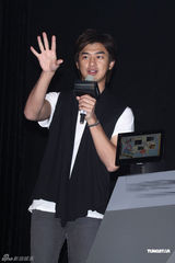 组图：陈柏霖抵制“男男吻” 否认针对《犀利人妻》