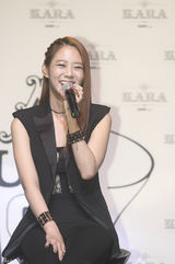 独家高清：Kara性感回归 瘦弱具荷拉腹部现赘肉