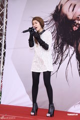 组图：萧亚轩签唱会1岁侄子当嘉宾 现场玩亲嘴