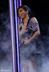 组图：麦莉-塞勒斯蕾哈娜唱响MTV欧洲音乐大奖
