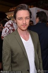 组图：《他和她的情事》杰西卡低胸蓝裙露沟