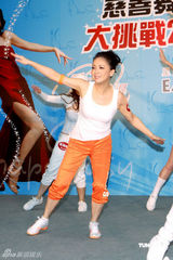 高清图：邓萃雯转“型”做舞后 跳劲舞展示健美身姿