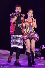 组图：Twins上海开唱张杰助阵 阿Sa赞其好男人