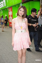 组图：《3D肉蒲团》票房飘红 众演员街头拜谢观众 