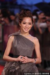 组图：金钟奖红毯主持人杨千霈小礼服娇俏可爱